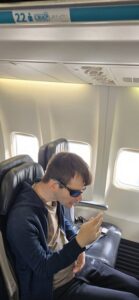 Photo : Gabriel dans l'avion