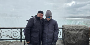 Photo de Gabriel et son père devant les chutes