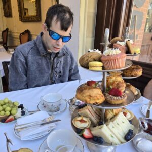 Photo : Gabriel is having high tea