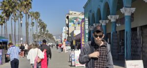 Photo : gabriel sur la promenade de la plage à Venice